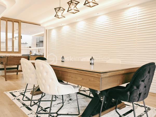 À moins de 10 minutes à pied du parc du château de Fontainebleau, découvrez cette maison d’architecte construite en 2020, développant 225 m² habitables sur une parcelle de 1 866 m².

Classée DPE A, cette maison contemporaine bénéficie d'une conception tournée vers le confort et la performance énergétique , avec notamment une pompe à chaleur, un plancher chauffant sur deux niveaux et un ballon solaire. 

Elle offre au rez-de-chaussée une entrée, un vaste séjour traversant de 74 m² avec cheminée, une cuisine équipée, un bureau avec entrée indépendante, une salle de bains avec WC et un espace technique.

À l’étage, vous trouverez 4 chambres, dont une suite parentale de plus de 30 m² avec salle d’eau, double douche, dressing et accès au toit-terrasse. Deux autres chambres disposent également d’un accès terrasse. Une seconde salle d’eau et un WC indépendant complètent ce niveau.

À l’extérieur, le jardin paysager accueille plusieurs terrasses et pergolas ainsi qu’une piscine chauffée de 7,5 x 4 m avec nage à contre-courant.

La propriété bénéficie également d’un double garage de plus de 60 m² avec sous-sol et borne de recharge électrique.

Côté confort : pompe à chaleur air/eau, plancher chauffant sur les deux niveaux, ballon solaire, double vitrage, domotique et toit végétalisé.

Une partie du terrain est déjà divisée et viabilisée, offrant un potentiel complémentaire.

La maison est vendue entièrement meublée.

📍 Avon – à moins de 10 min à pied du parc du château
🚆 Gare Fontainebleau-Avon – Paris en environ 40 min