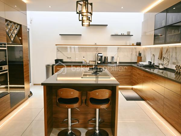 À moins de 10 minutes à pied du parc du château de Fontainebleau, découvrez cette maison d’architecte construite en 2020, développant 225 m² habitables sur une parcelle de 1 866 m².

Classée DPE A, cette maison contemporaine bénéficie d'une conception tournée vers le confort et la performance énergétique , avec notamment une pompe à chaleur, un plancher chauffant sur deux niveaux et un ballon solaire. 

Elle offre au rez-de-chaussée une entrée, un vaste séjour traversant de 74 m² avec cheminée, une cuisine équipée, un bureau avec entrée indépendante, une salle de bains avec WC et un espace technique.

À l’étage, vous trouverez 4 chambres, dont une suite parentale de plus de 30 m² avec salle d’eau, double douche, dressing et accès au toit-terrasse. Deux autres chambres disposent également d’un accès terrasse. Une seconde salle d’eau et un WC indépendant complètent ce niveau.

À l’extérieur, le jardin paysager accueille plusieurs terrasses et pergolas ainsi qu’une piscine chauffée de 7,5 x 4 m avec nage à contre-courant.

La propriété bénéficie également d’un double garage de plus de 60 m² avec sous-sol et borne de recharge électrique.

Côté confort : pompe à chaleur air/eau, plancher chauffant sur les deux niveaux, ballon solaire, double vitrage, domotique et toit végétalisé.

Une partie du terrain est déjà divisée et viabilisée, offrant un potentiel complémentaire.

La maison est vendue entièrement meublée.

📍 Avon – à moins de 10 min à pied du parc du château
🚆 Gare Fontainebleau-Avon – Paris en environ 40 min
