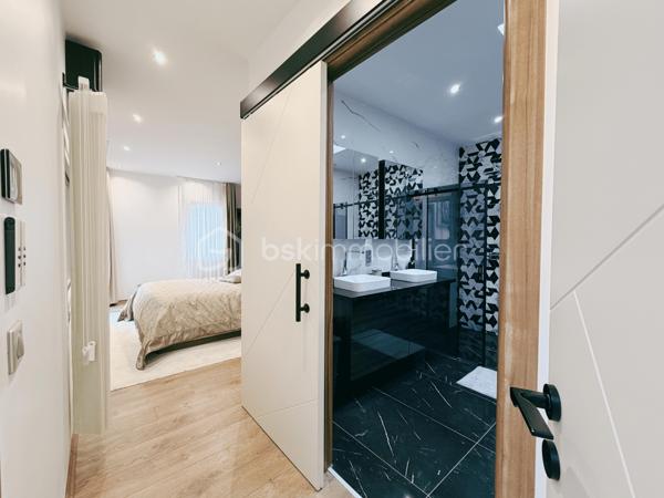À moins de 10 minutes à pied du parc du château de Fontainebleau, découvrez cette maison d’architecte construite en 2020, développant 225 m² habitables sur une parcelle de 1 866 m².

Classée DPE A, cette maison contemporaine bénéficie d'une conception tournée vers le confort et la performance énergétique , avec notamment une pompe à chaleur, un plancher chauffant sur deux niveaux et un ballon solaire. 

Elle offre au rez-de-chaussée une entrée, un vaste séjour traversant de 74 m² avec cheminée, une cuisine équipée, un bureau avec entrée indépendante, une salle de bains avec WC et un espace technique.

À l’étage, vous trouverez 4 chambres, dont une suite parentale de plus de 30 m² avec salle d’eau, double douche, dressing et accès au toit-terrasse. Deux autres chambres disposent également d’un accès terrasse. Une seconde salle d’eau et un WC indépendant complètent ce niveau.

À l’extérieur, le jardin paysager accueille plusieurs terrasses et pergolas ainsi qu’une piscine chauffée de 7,5 x 4 m avec nage à contre-courant.

La propriété bénéficie également d’un double garage de plus de 60 m² avec sous-sol et borne de recharge électrique.

Côté confort : pompe à chaleur air/eau, plancher chauffant sur les deux niveaux, ballon solaire, double vitrage, domotique et toit végétalisé.

Une partie du terrain est déjà divisée et viabilisée, offrant un potentiel complémentaire.

La maison est vendue entièrement meublée.

📍 Avon – à moins de 10 min à pied du parc du château
🚆 Gare Fontainebleau-Avon – Paris en environ 40 min