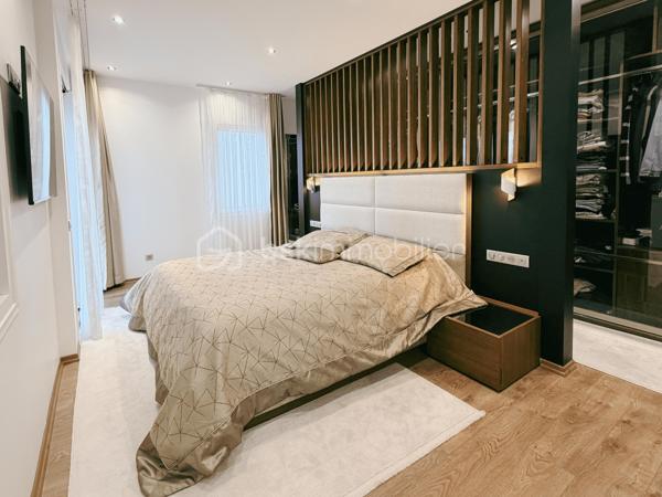 À moins de 10 minutes à pied du parc du château de Fontainebleau, découvrez cette maison d’architecte construite en 2020, développant 225 m² habitables sur une parcelle de 1 866 m².

Classée DPE A, cette maison contemporaine bénéficie d'une conception tournée vers le confort et la performance énergétique , avec notamment une pompe à chaleur, un plancher chauffant sur deux niveaux et un ballon solaire. 

Elle offre au rez-de-chaussée une entrée, un vaste séjour traversant de 74 m² avec cheminée, une cuisine équipée, un bureau avec entrée indépendante, une salle de bains avec WC et un espace technique.

À l’étage, vous trouverez 4 chambres, dont une suite parentale de plus de 30 m² avec salle d’eau, double douche, dressing et accès au toit-terrasse. Deux autres chambres disposent également d’un accès terrasse. Une seconde salle d’eau et un WC indépendant complètent ce niveau.

À l’extérieur, le jardin paysager accueille plusieurs terrasses et pergolas ainsi qu’une piscine chauffée de 7,5 x 4 m avec nage à contre-courant.

La propriété bénéficie également d’un double garage de plus de 60 m² avec sous-sol et borne de recharge électrique.

Côté confort : pompe à chaleur air/eau, plancher chauffant sur les deux niveaux, ballon solaire, double vitrage, domotique et toit végétalisé.

Une partie du terrain est déjà divisée et viabilisée, offrant un potentiel complémentaire.

La maison est vendue entièrement meublée.

📍 Avon – à moins de 10 min à pied du parc du château
🚆 Gare Fontainebleau-Avon – Paris en environ 40 min