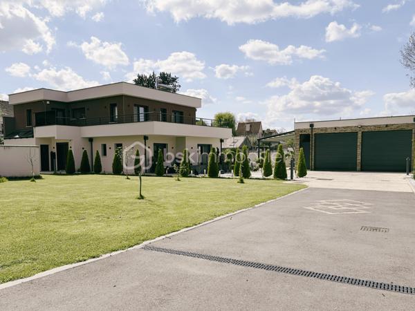 À moins de 10 minutes à pied du parc du château de Fontainebleau, découvrez cette maison d’architecte construite en 2020, développant 225 m² habitables sur une parcelle de 1 866 m².

Classée DPE A, cette maison contemporaine bénéficie d'une conception tournée vers le confort et la performance énergétique , avec notamment une pompe à chaleur, un plancher chauffant sur deux niveaux et un ballon solaire. 

Elle offre au rez-de-chaussée une entrée, un vaste séjour traversant de 74 m² avec cheminée, une cuisine équipée, un bureau avec entrée indépendante, une salle de bains avec WC et un espace technique.

À l’étage, vous trouverez 4 chambres, dont une suite parentale de plus de 30 m² avec salle d’eau, double douche, dressing et accès au toit-terrasse. Deux autres chambres disposent également d’un accès terrasse. Une seconde salle d’eau et un WC indépendant complètent ce niveau.

À l’extérieur, le jardin paysager accueille plusieurs terrasses et pergolas ainsi qu’une piscine chauffée de 7,5 x 4 m avec nage à contre-courant.

La propriété bénéficie également d’un double garage de plus de 60 m² avec sous-sol et borne de recharge électrique.

Côté confort : pompe à chaleur air/eau, plancher chauffant sur les deux niveaux, ballon solaire, double vitrage, domotique et toit végétalisé.

Une partie du terrain est déjà divisée et viabilisée, offrant un potentiel complémentaire.

La maison est vendue entièrement meublée.

📍 Avon – à moins de 10 min à pied du parc du château
🚆 Gare Fontainebleau-Avon – Paris en environ 40 min