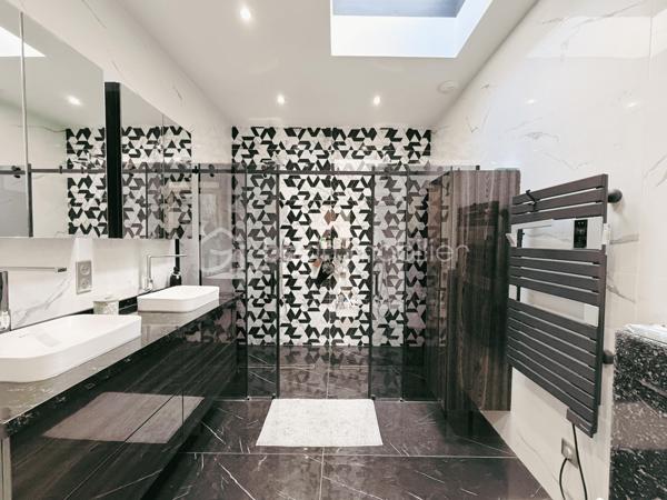 À moins de 10 minutes à pied du parc du château de Fontainebleau, découvrez cette maison d’architecte construite en 2020, développant 225 m² habitables sur une parcelle de 1 866 m².

Classée DPE A, cette maison contemporaine bénéficie d'une conception tournée vers le confort et la performance énergétique , avec notamment une pompe à chaleur, un plancher chauffant sur deux niveaux et un ballon solaire. 

Elle offre au rez-de-chaussée une entrée, un vaste séjour traversant de 74 m² avec cheminée, une cuisine équipée, un bureau avec entrée indépendante, une salle de bains avec WC et un espace technique.

À l’étage, vous trouverez 4 chambres, dont une suite parentale de plus de 30 m² avec salle d’eau, double douche, dressing et accès au toit-terrasse. Deux autres chambres disposent également d’un accès terrasse. Une seconde salle d’eau et un WC indépendant complètent ce niveau.

À l’extérieur, le jardin paysager accueille plusieurs terrasses et pergolas ainsi qu’une piscine chauffée de 7,5 x 4 m avec nage à contre-courant.

La propriété bénéficie également d’un double garage de plus de 60 m² avec sous-sol et borne de recharge électrique.

Côté confort : pompe à chaleur air/eau, plancher chauffant sur les deux niveaux, ballon solaire, double vitrage, domotique et toit végétalisé.

Une partie du terrain est déjà divisée et viabilisée, offrant un potentiel complémentaire.

La maison est vendue entièrement meublée.

📍 Avon – à moins de 10 min à pied du parc du château
🚆 Gare Fontainebleau-Avon – Paris en environ 40 min