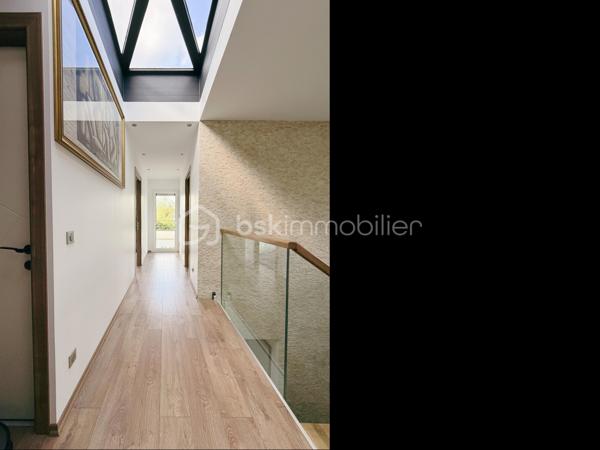 À moins de 10 minutes à pied du parc du château de Fontainebleau, découvrez cette maison d’architecte construite en 2020, développant 225 m² habitables sur une parcelle de 1 866 m².

Classée DPE A, cette maison contemporaine bénéficie d'une conception tournée vers le confort et la performance énergétique , avec notamment une pompe à chaleur, un plancher chauffant sur deux niveaux et un ballon solaire. 

Elle offre au rez-de-chaussée une entrée, un vaste séjour traversant de 74 m² avec cheminée, une cuisine équipée, un bureau avec entrée indépendante, une salle de bains avec WC et un espace technique.

À l’étage, vous trouverez 4 chambres, dont une suite parentale de plus de 30 m² avec salle d’eau, double douche, dressing et accès au toit-terrasse. Deux autres chambres disposent également d’un accès terrasse. Une seconde salle d’eau et un WC indépendant complètent ce niveau.

À l’extérieur, le jardin paysager accueille plusieurs terrasses et pergolas ainsi qu’une piscine chauffée de 7,5 x 4 m avec nage à contre-courant.

La propriété bénéficie également d’un double garage de plus de 60 m² avec sous-sol et borne de recharge électrique.

Côté confort : pompe à chaleur air/eau, plancher chauffant sur les deux niveaux, ballon solaire, double vitrage, domotique et toit végétalisé.

Une partie du terrain est déjà divisée et viabilisée, offrant un potentiel complémentaire.

La maison est vendue entièrement meublée.

📍 Avon – à moins de 10 min à pied du parc du château
🚆 Gare Fontainebleau-Avon – Paris en environ 40 min