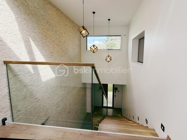 À moins de 10 minutes à pied du parc du château de Fontainebleau, découvrez cette maison d’architecte construite en 2020, développant 225 m² habitables sur une parcelle de 1 866 m².

Classée DPE A, cette maison contemporaine bénéficie d'une conception tournée vers le confort et la performance énergétique , avec notamment une pompe à chaleur, un plancher chauffant sur deux niveaux et un ballon solaire. 

Elle offre au rez-de-chaussée une entrée, un vaste séjour traversant de 74 m² avec cheminée, une cuisine équipée, un bureau avec entrée indépendante, une salle de bains avec WC et un espace technique.

À l’étage, vous trouverez 4 chambres, dont une suite parentale de plus de 30 m² avec salle d’eau, double douche, dressing et accès au toit-terrasse. Deux autres chambres disposent également d’un accès terrasse. Une seconde salle d’eau et un WC indépendant complètent ce niveau.

À l’extérieur, le jardin paysager accueille plusieurs terrasses et pergolas ainsi qu’une piscine chauffée de 7,5 x 4 m avec nage à contre-courant.

La propriété bénéficie également d’un double garage de plus de 60 m² avec sous-sol et borne de recharge électrique.

Côté confort : pompe à chaleur air/eau, plancher chauffant sur les deux niveaux, ballon solaire, double vitrage, domotique et toit végétalisé.

Une partie du terrain est déjà divisée et viabilisée, offrant un potentiel complémentaire.

La maison est vendue entièrement meublée.

📍 Avon – à moins de 10 min à pied du parc du château
🚆 Gare Fontainebleau-Avon – Paris en environ 40 min