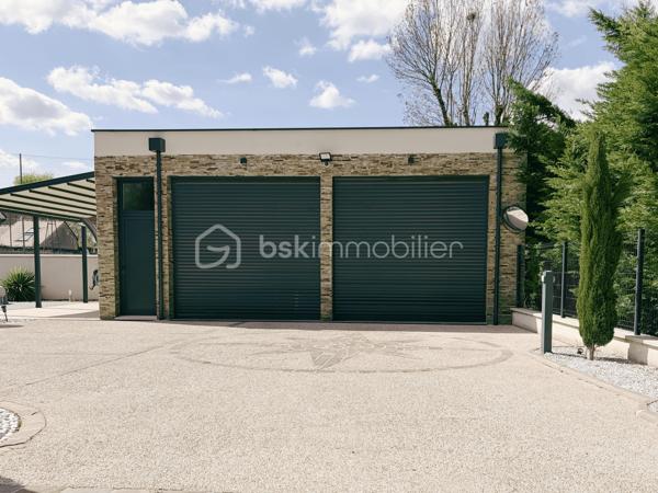 À moins de 10 minutes à pied du parc du château de Fontainebleau, découvrez cette maison d’architecte construite en 2020, développant 225 m² habitables sur une parcelle de 1 866 m².

Classée DPE A, cette maison contemporaine bénéficie d'une conception tournée vers le confort et la performance énergétique , avec notamment une pompe à chaleur, un plancher chauffant sur deux niveaux et un ballon solaire. 

Elle offre au rez-de-chaussée une entrée, un vaste séjour traversant de 74 m² avec cheminée, une cuisine équipée, un bureau avec entrée indépendante, une salle de bains avec WC et un espace technique.

À l’étage, vous trouverez 4 chambres, dont une suite parentale de plus de 30 m² avec salle d’eau, double douche, dressing et accès au toit-terrasse. Deux autres chambres disposent également d’un accès terrasse. Une seconde salle d’eau et un WC indépendant complètent ce niveau.

À l’extérieur, le jardin paysager accueille plusieurs terrasses et pergolas ainsi qu’une piscine chauffée de 7,5 x 4 m avec nage à contre-courant.

La propriété bénéficie également d’un double garage de plus de 60 m² avec sous-sol et borne de recharge électrique.

Côté confort : pompe à chaleur air/eau, plancher chauffant sur les deux niveaux, ballon solaire, double vitrage, domotique et toit végétalisé.

Une partie du terrain est déjà divisée et viabilisée, offrant un potentiel complémentaire.

La maison est vendue entièrement meublée.

📍 Avon – à moins de 10 min à pied du parc du château
🚆 Gare Fontainebleau-Avon – Paris en environ 40 min