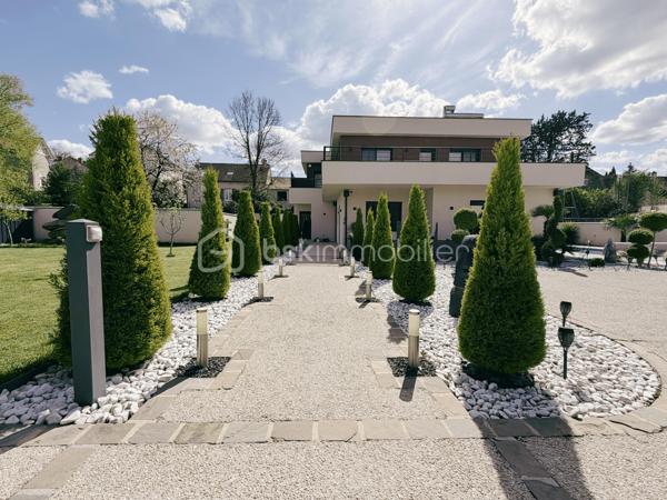 À moins de 10 minutes à pied du parc du château de Fontainebleau, découvrez cette maison d’architecte construite en 2020, développant 225 m² habitables sur une parcelle de 1 866 m².

Classée DPE A, cette maison contemporaine bénéficie d'une conception tournée vers le confort et la performance énergétique , avec notamment une pompe à chaleur, un plancher chauffant sur deux niveaux et un ballon solaire. 

Elle offre au rez-de-chaussée une entrée, un vaste séjour traversant de 74 m² avec cheminée, une cuisine équipée, un bureau avec entrée indépendante, une salle de bains avec WC et un espace technique.

À l’étage, vous trouverez 4 chambres, dont une suite parentale de plus de 30 m² avec salle d’eau, double douche, dressing et accès au toit-terrasse. Deux autres chambres disposent également d’un accès terrasse. Une seconde salle d’eau et un WC indépendant complètent ce niveau.

À l’extérieur, le jardin paysager accueille plusieurs terrasses et pergolas ainsi qu’une piscine chauffée de 7,5 x 4 m avec nage à contre-courant.

La propriété bénéficie également d’un double garage de plus de 60 m² avec sous-sol et borne de recharge électrique.

Côté confort : pompe à chaleur air/eau, plancher chauffant sur les deux niveaux, ballon solaire, double vitrage, domotique et toit végétalisé.

Une partie du terrain est déjà divisée et viabilisée, offrant un potentiel complémentaire.

La maison est vendue entièrement meublée.

📍 Avon – à moins de 10 min à pied du parc du château
🚆 Gare Fontainebleau-Avon – Paris en environ 40 min