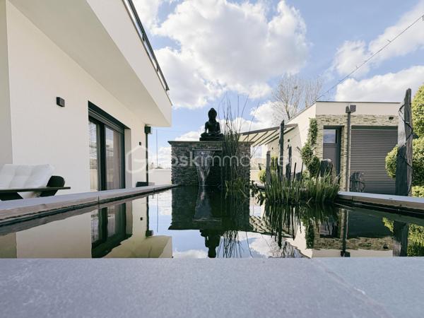À moins de 10 minutes à pied du parc du château de Fontainebleau, découvrez cette maison d’architecte construite en 2020, développant 225 m² habitables sur une parcelle de 1 866 m².

Classée DPE A, cette maison contemporaine bénéficie d'une conception tournée vers le confort et la performance énergétique , avec notamment une pompe à chaleur, un plancher chauffant sur deux niveaux et un ballon solaire. 

Elle offre au rez-de-chaussée une entrée, un vaste séjour traversant de 74 m² avec cheminée, une cuisine équipée, un bureau avec entrée indépendante, une salle de bains avec WC et un espace technique.

À l’étage, vous trouverez 4 chambres, dont une suite parentale de plus de 30 m² avec salle d’eau, double douche, dressing et accès au toit-terrasse. Deux autres chambres disposent également d’un accès terrasse. Une seconde salle d’eau et un WC indépendant complètent ce niveau.

À l’extérieur, le jardin paysager accueille plusieurs terrasses et pergolas ainsi qu’une piscine chauffée de 7,5 x 4 m avec nage à contre-courant.

La propriété bénéficie également d’un double garage de plus de 60 m² avec sous-sol et borne de recharge électrique.

Côté confort : pompe à chaleur air/eau, plancher chauffant sur les deux niveaux, ballon solaire, double vitrage, domotique et toit végétalisé.

Une partie du terrain est déjà divisée et viabilisée, offrant un potentiel complémentaire.

La maison est vendue entièrement meublée.

📍 Avon – à moins de 10 min à pied du parc du château
🚆 Gare Fontainebleau-Avon – Paris en environ 40 min