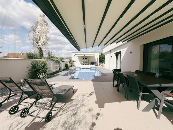 À moins de 10 minutes à pied du parc du château de Fontainebleau, découvrez cette maison d’architecte construite en 2020, développant 225 m² habitables sur une parcelle de 1 866 m².

Classée DPE A, cette maison contemporaine bénéficie d'une conception tournée vers le confort et la performance énergétique , avec notamment une pompe à chaleur, un plancher chauffant sur deux niveaux et un ballon solaire. 

Elle offre au rez-de-chaussée une entrée, un vaste séjour traversant de 74 m² avec cheminée, une cuisine équipée, un bureau avec entrée indépendante, une salle de bains avec WC et un espace technique.

À l’étage, vous trouverez 4 chambres, dont une suite parentale de plus de 30 m² avec salle d’eau, double douche, dressing et accès au toit-terrasse. Deux autres chambres disposent également d’un accès terrasse. Une seconde salle d’eau et un WC indépendant complètent ce niveau.

À l’extérieur, le jardin paysager accueille plusieurs terrasses et pergolas ainsi qu’une piscine chauffée de 7,5 x 4 m avec nage à contre-courant.

La propriété bénéficie également d’un double garage de plus de 60 m² avec sous-sol et borne de recharge électrique.

Côté confort : pompe à chaleur air/eau, plancher chauffant sur les deux niveaux, ballon solaire, double vitrage, domotique et toit végétalisé.

Une partie du terrain est déjà divisée et viabilisée, offrant un potentiel complémentaire.

La maison est vendue entièrement meublée.

📍 Avon – à moins de 10 min à pied du parc du château
🚆 Gare Fontainebleau-Avon – Paris en environ 40 min