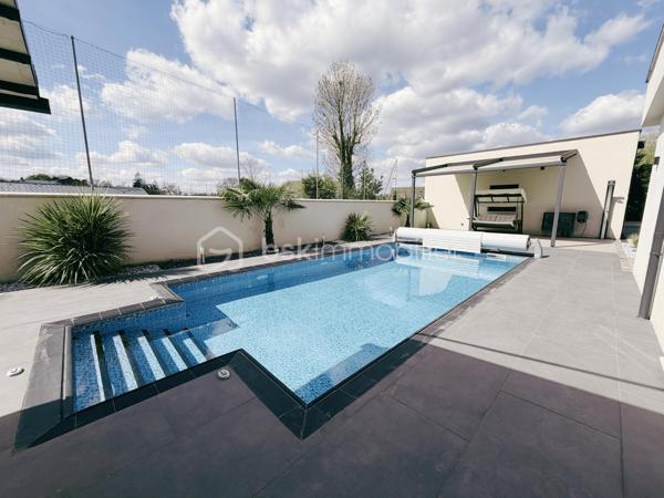 À moins de 10 minutes à pied du parc du château de Fontainebleau, découvrez cette maison d’architecte construite en 2020, développant 225 m² habitables sur une parcelle de 1 866 m².

Classée DPE A, cette maison contemporaine bénéficie d'une conception tournée vers le confort et la performance énergétique , avec notamment une pompe à chaleur, un plancher chauffant sur deux niveaux et un ballon solaire. 

Elle offre au rez-de-chaussée une entrée, un vaste séjour traversant de 74 m² avec cheminée, une cuisine équipée, un bureau avec entrée indépendante, une salle de bains avec WC et un espace technique.

À l’étage, vous trouverez 4 chambres, dont une suite parentale de plus de 30 m² avec salle d’eau, double douche, dressing et accès au toit-terrasse. Deux autres chambres disposent également d’un accès terrasse. Une seconde salle d’eau et un WC indépendant complètent ce niveau.

À l’extérieur, le jardin paysager accueille plusieurs terrasses et pergolas ainsi qu’une piscine chauffée de 7,5 x 4 m avec nage à contre-courant.

La propriété bénéficie également d’un double garage de plus de 60 m² avec sous-sol et borne de recharge électrique.

Côté confort : pompe à chaleur air/eau, plancher chauffant sur les deux niveaux, ballon solaire, double vitrage, domotique et toit végétalisé.

Une partie du terrain est déjà divisée et viabilisée, offrant un potentiel complémentaire.

La maison est vendue entièrement meublée.

📍 Avon – à moins de 10 min à pied du parc du château
🚆 Gare Fontainebleau-Avon – Paris en environ 40 min
