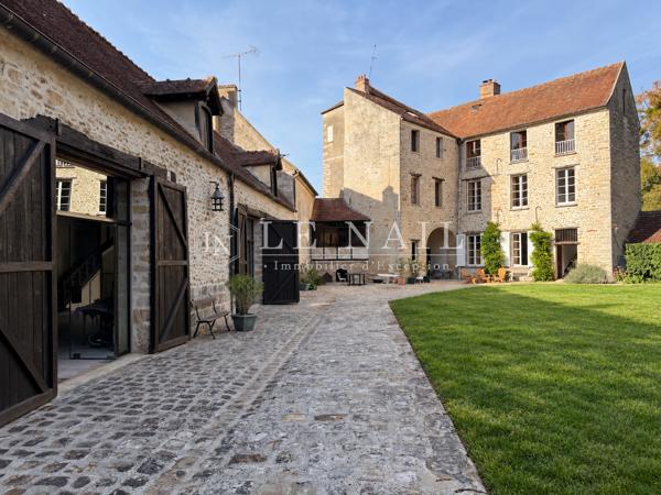Château, ancien monastère, devenu demeure de caractère, au cœur de la Brie