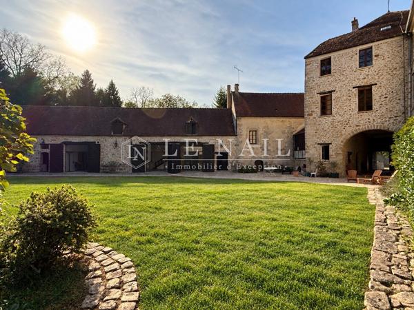 Château, ancien monastère, devenu demeure de caractère, au cœur de la Brie