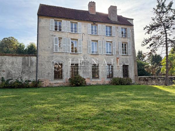 Château, ancien monastère, devenu demeure de caractère, au cœur de la Brie