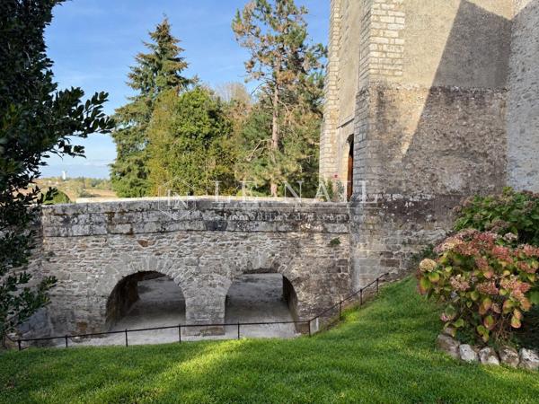 Château, ancien monastère, devenu demeure de caractère, au cœur de la Brie