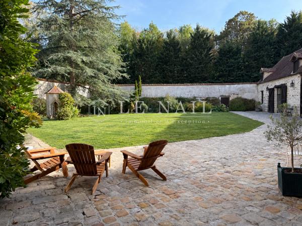 Château, ancien monastère, devenu demeure de caractère, au cœur de la Brie