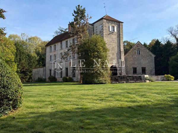 Château, ancien monastère, devenu demeure de caractère, au cœur de la Brie