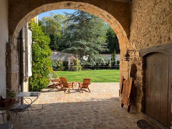 Château, ancien monastère, devenu demeure de caractère, au cœur de la Brie