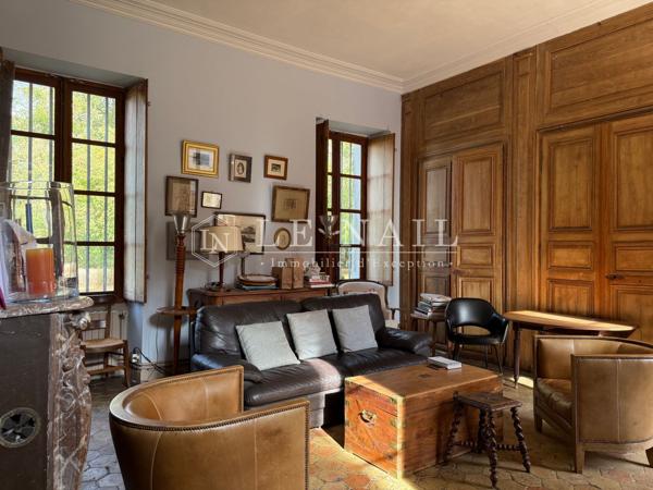 Château, ancien monastère, devenu demeure de caractère, au cœur de la Brie