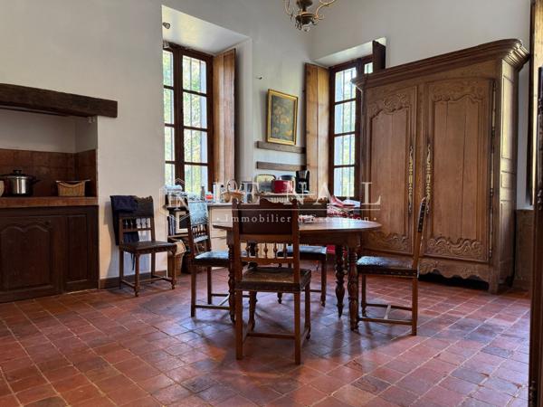 Château, ancien monastère, devenu demeure de caractère, au cœur de la Brie