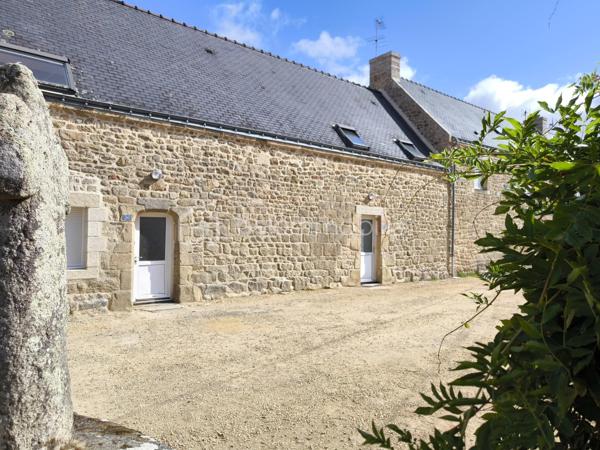 BELZ – En exclusivité, découvrez cet appartement en duplex, niché au sein d'une authentique longère en pierre pleine de caractère, dans un environnement privilégié à pied des commerces et des magnifiques sentiers de la Ria d'Étel.

Il se compose, au rez-de-chaussée, d’une pièce de vie d'environ 30m² avec cuisine ouverte, un dégagement avec rangement ainsi que des toilettes indépendantes. À l'étage, un large palier dessert deux pièces à usage de chambres et une salle de bain, offrant un agencement fonctionnel et agréable.

À l'extérieur, vous profiterez d'une terrasse d'environ 40m2, parfait pour les beaux jours, ainsi que deux places de stationnement.

Les atouts qui font la différence :
- Appartement en duplex, sans aucun voisin au-dessus, offrant le confort et la tranquillité d'une maison 
- Situé dans une copropriété de seulement 5 lots avec de faibles charges, aucune procédure en cours et des travaux récemment réalisés
- Un emplacement privilégié avec tous les commerces accessibles à pied et les chemins de promenade de la Ria d'Étel au départ de l'appartement

Vendu libre de toute occupation, ce bien constitue une excellente opportunité, que vous recherchiez une résidence principale pleine de charme, un pied-à-terre en Bretagne ou un investissement locatif dans un secteur particulièrement recherché.

Une adresse où il fait bon vivre, alliant authenticité, tranquillité et qualité de vie.

Contactez dès aujourd'hui Elizabeth Philbert pour organiser votre visite. Photos complémentaires et dossier complet disponibles sur demande.