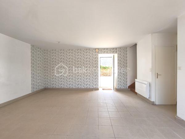 BELZ – En exclusivité, découvrez cet appartement en duplex, niché au sein d'une authentique longère en pierre pleine de caractère, dans un environnement privilégié à pied des commerces et des magnifiques sentiers de la Ria d'Étel.

Il se compose, au rez-de-chaussée, d’une pièce de vie d'environ 30m² avec cuisine ouverte, un dégagement avec rangement ainsi que des toilettes indépendantes. À l'étage, un large palier dessert deux pièces à usage de chambres et une salle de bain, offrant un agencement fonctionnel et agréable.

À l'extérieur, vous profiterez d'une terrasse d'environ 40m2, parfait pour les beaux jours, ainsi que deux places de stationnement.

Les atouts qui font la différence :
- Appartement en duplex, sans aucun voisin au-dessus, offrant le confort et la tranquillité d'une maison 
- Situé dans une copropriété de seulement 5 lots avec de faibles charges, aucune procédure en cours et des travaux récemment réalisés
- Un emplacement privilégié avec tous les commerces accessibles à pied et les chemins de promenade de la Ria d'Étel au départ de l'appartement

Vendu libre de toute occupation, ce bien constitue une excellente opportunité, que vous recherchiez une résidence principale pleine de charme, un pied-à-terre en Bretagne ou un investissement locatif dans un secteur particulièrement recherché.

Une adresse où il fait bon vivre, alliant authenticité, tranquillité et qualité de vie.

Contactez dès aujourd'hui Elizabeth Philbert pour organiser votre visite. Photos complémentaires et dossier complet disponibles sur demande.