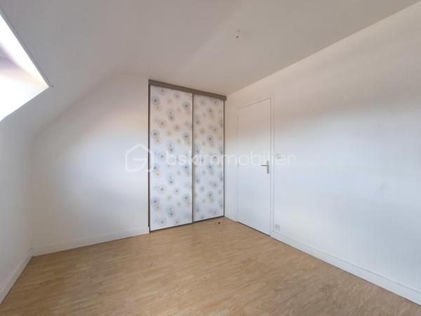 BELZ – En exclusivité, découvrez cet appartement en duplex, niché au sein d'une authentique longère en pierre pleine de caractère, dans un environnement privilégié à pied des commerces et des magnifiques sentiers de la Ria d'Étel.

Il se compose, au rez-de-chaussée, d’une pièce de vie d'environ 30m² avec cuisine ouverte, un dégagement avec rangement ainsi que des toilettes indépendantes. À l'étage, un large palier dessert deux pièces à usage de chambres et une salle de bain, offrant un agencement fonctionnel et agréable.

À l'extérieur, vous profiterez d'une terrasse d'environ 40m2, parfait pour les beaux jours, ainsi que deux places de stationnement.

Les atouts qui font la différence :
- Appartement en duplex, sans aucun voisin au-dessus, offrant le confort et la tranquillité d'une maison 
- Situé dans une copropriété de seulement 5 lots avec de faibles charges, aucune procédure en cours et des travaux récemment réalisés
- Un emplacement privilégié avec tous les commerces accessibles à pied et les chemins de promenade de la Ria d'Étel au départ de l'appartement

Vendu libre de toute occupation, ce bien constitue une excellente opportunité, que vous recherchiez une résidence principale pleine de charme, un pied-à-terre en Bretagne ou un investissement locatif dans un secteur particulièrement recherché.

Une adresse où il fait bon vivre, alliant authenticité, tranquillité et qualité de vie.

Contactez dès aujourd'hui Elizabeth Philbert pour organiser votre visite. Photos complémentaires et dossier complet disponibles sur demande.