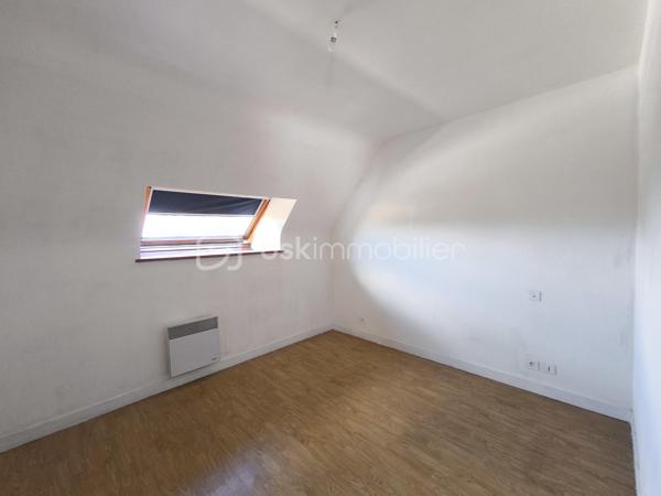 BELZ – En exclusivité, découvrez cet appartement en duplex, niché au sein d'une authentique longère en pierre pleine de caractère, dans un environnement privilégié à pied des commerces et des magnifiques sentiers de la Ria d'Étel.

Il se compose, au rez-de-chaussée, d’une pièce de vie d'environ 30m² avec cuisine ouverte, un dégagement avec rangement ainsi que des toilettes indépendantes. À l'étage, un large palier dessert deux pièces à usage de chambres et une salle de bain, offrant un agencement fonctionnel et agréable.

À l'extérieur, vous profiterez d'une terrasse d'environ 40m2, parfait pour les beaux jours, ainsi que deux places de stationnement.

Les atouts qui font la différence :
- Appartement en duplex, sans aucun voisin au-dessus, offrant le confort et la tranquillité d'une maison 
- Situé dans une copropriété de seulement 5 lots avec de faibles charges, aucune procédure en cours et des travaux récemment réalisés
- Un emplacement privilégié avec tous les commerces accessibles à pied et les chemins de promenade de la Ria d'Étel au départ de l'appartement

Vendu libre de toute occupation, ce bien constitue une excellente opportunité, que vous recherchiez une résidence principale pleine de charme, un pied-à-terre en Bretagne ou un investissement locatif dans un secteur particulièrement recherché.

Une adresse où il fait bon vivre, alliant authenticité, tranquillité et qualité de vie.

Contactez dès aujourd'hui Elizabeth Philbert pour organiser votre visite. Photos complémentaires et dossier complet disponibles sur demande.