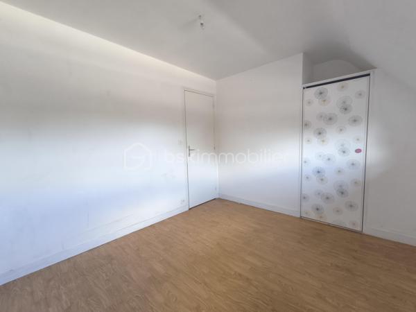 BELZ – En exclusivité, découvrez cet appartement en duplex, niché au sein d'une authentique longère en pierre pleine de caractère, dans un environnement privilégié à pied des commerces et des magnifiques sentiers de la Ria d'Étel.

Il se compose, au rez-de-chaussée, d’une pièce de vie d'environ 30m² avec cuisine ouverte, un dégagement avec rangement ainsi que des toilettes indépendantes. À l'étage, un large palier dessert deux pièces à usage de chambres et une salle de bain, offrant un agencement fonctionnel et agréable.

À l'extérieur, vous profiterez d'une terrasse d'environ 40m2, parfait pour les beaux jours, ainsi que deux places de stationnement.

Les atouts qui font la différence :
- Appartement en duplex, sans aucun voisin au-dessus, offrant le confort et la tranquillité d'une maison 
- Situé dans une copropriété de seulement 5 lots avec de faibles charges, aucune procédure en cours et des travaux récemment réalisés
- Un emplacement privilégié avec tous les commerces accessibles à pied et les chemins de promenade de la Ria d'Étel au départ de l'appartement

Vendu libre de toute occupation, ce bien constitue une excellente opportunité, que vous recherchiez une résidence principale pleine de charme, un pied-à-terre en Bretagne ou un investissement locatif dans un secteur particulièrement recherché.

Une adresse où il fait bon vivre, alliant authenticité, tranquillité et qualité de vie.

Contactez dès aujourd'hui Elizabeth Philbert pour organiser votre visite. Photos complémentaires et dossier complet disponibles sur demande.