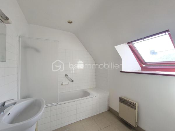 BELZ – En exclusivité, découvrez cet appartement en duplex, niché au sein d'une authentique longère en pierre pleine de caractère, dans un environnement privilégié à pied des commerces et des magnifiques sentiers de la Ria d'Étel.

Il se compose, au rez-de-chaussée, d’une pièce de vie d'environ 30m² avec cuisine ouverte, un dégagement avec rangement ainsi que des toilettes indépendantes. À l'étage, un large palier dessert deux pièces à usage de chambres et une salle de bain, offrant un agencement fonctionnel et agréable.

À l'extérieur, vous profiterez d'une terrasse d'environ 40m2, parfait pour les beaux jours, ainsi que deux places de stationnement.

Les atouts qui font la différence :
- Appartement en duplex, sans aucun voisin au-dessus, offrant le confort et la tranquillité d'une maison 
- Situé dans une copropriété de seulement 5 lots avec de faibles charges, aucune procédure en cours et des travaux récemment réalisés
- Un emplacement privilégié avec tous les commerces accessibles à pied et les chemins de promenade de la Ria d'Étel au départ de l'appartement

Vendu libre de toute occupation, ce bien constitue une excellente opportunité, que vous recherchiez une résidence principale pleine de charme, un pied-à-terre en Bretagne ou un investissement locatif dans un secteur particulièrement recherché.

Une adresse où il fait bon vivre, alliant authenticité, tranquillité et qualité de vie.

Contactez dès aujourd'hui Elizabeth Philbert pour organiser votre visite. Photos complémentaires et dossier complet disponibles sur demande.