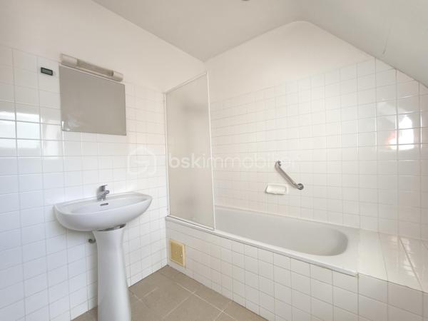 BELZ – En exclusivité, découvrez cet appartement en duplex, niché au sein d'une authentique longère en pierre pleine de caractère, dans un environnement privilégié à pied des commerces et des magnifiques sentiers de la Ria d'Étel.

Il se compose, au rez-de-chaussée, d’une pièce de vie d'environ 30m² avec cuisine ouverte, un dégagement avec rangement ainsi que des toilettes indépendantes. À l'étage, un large palier dessert deux pièces à usage de chambres et une salle de bain, offrant un agencement fonctionnel et agréable.

À l'extérieur, vous profiterez d'une terrasse d'environ 40m2, parfait pour les beaux jours, ainsi que deux places de stationnement.

Les atouts qui font la différence :
- Appartement en duplex, sans aucun voisin au-dessus, offrant le confort et la tranquillité d'une maison 
- Situé dans une copropriété de seulement 5 lots avec de faibles charges, aucune procédure en cours et des travaux récemment réalisés
- Un emplacement privilégié avec tous les commerces accessibles à pied et les chemins de promenade de la Ria d'Étel au départ de l'appartement

Vendu libre de toute occupation, ce bien constitue une excellente opportunité, que vous recherchiez une résidence principale pleine de charme, un pied-à-terre en Bretagne ou un investissement locatif dans un secteur particulièrement recherché.

Une adresse où il fait bon vivre, alliant authenticité, tranquillité et qualité de vie.

Contactez dès aujourd'hui Elizabeth Philbert pour organiser votre visite. Photos complémentaires et dossier complet disponibles sur demande.