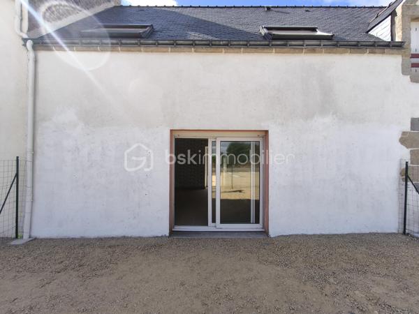 BELZ – En exclusivité, découvrez cet appartement en duplex, niché au sein d'une authentique longère en pierre pleine de caractère, dans un environnement privilégié à pied des commerces et des magnifiques sentiers de la Ria d'Étel.

Il se compose, au rez-de-chaussée, d’une pièce de vie d'environ 30m² avec cuisine ouverte, un dégagement avec rangement ainsi que des toilettes indépendantes. À l'étage, un large palier dessert deux pièces à usage de chambres et une salle de bain, offrant un agencement fonctionnel et agréable.

À l'extérieur, vous profiterez d'une terrasse d'environ 40m2, parfait pour les beaux jours, ainsi que deux places de stationnement.

Les atouts qui font la différence :
- Appartement en duplex, sans aucun voisin au-dessus, offrant le confort et la tranquillité d'une maison 
- Situé dans une copropriété de seulement 5 lots avec de faibles charges, aucune procédure en cours et des travaux récemment réalisés
- Un emplacement privilégié avec tous les commerces accessibles à pied et les chemins de promenade de la Ria d'Étel au départ de l'appartement

Vendu libre de toute occupation, ce bien constitue une excellente opportunité, que vous recherchiez une résidence principale pleine de charme, un pied-à-terre en Bretagne ou un investissement locatif dans un secteur particulièrement recherché.

Une adresse où il fait bon vivre, alliant authenticité, tranquillité et qualité de vie.

Contactez dès aujourd'hui Elizabeth Philbert pour organiser votre visite. Photos complémentaires et dossier complet disponibles sur demande.