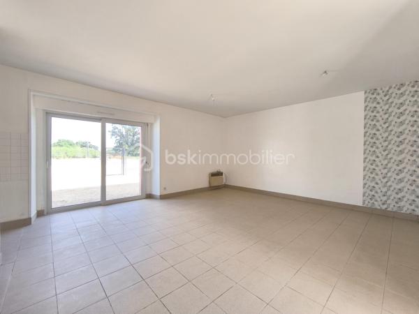 BELZ – En exclusivité, découvrez cet appartement en duplex, niché au sein d'une authentique longère en pierre pleine de caractère, dans un environnement privilégié à pied des commerces et des magnifiques sentiers de la Ria d'Étel.

Il se compose, au rez-de-chaussée, d’une pièce de vie d'environ 30m² avec cuisine ouverte, un dégagement avec rangement ainsi que des toilettes indépendantes. À l'étage, un large palier dessert deux pièces à usage de chambres et une salle de bain, offrant un agencement fonctionnel et agréable.

À l'extérieur, vous profiterez d'une terrasse d'environ 40m2, parfait pour les beaux jours, ainsi que deux places de stationnement.

Les atouts qui font la différence :
- Appartement en duplex, sans aucun voisin au-dessus, offrant le confort et la tranquillité d'une maison 
- Situé dans une copropriété de seulement 5 lots avec de faibles charges, aucune procédure en cours et des travaux récemment réalisés
- Un emplacement privilégié avec tous les commerces accessibles à pied et les chemins de promenade de la Ria d'Étel au départ de l'appartement

Vendu libre de toute occupation, ce bien constitue une excellente opportunité, que vous recherchiez une résidence principale pleine de charme, un pied-à-terre en Bretagne ou un investissement locatif dans un secteur particulièrement recherché.

Une adresse où il fait bon vivre, alliant authenticité, tranquillité et qualité de vie.

Contactez dès aujourd'hui Elizabeth Philbert pour organiser votre visite. Photos complémentaires et dossier complet disponibles sur demande.