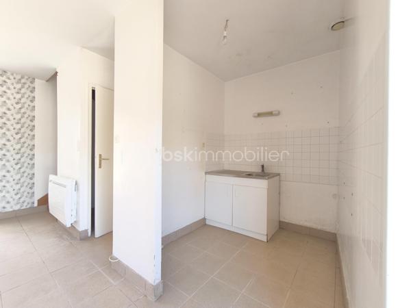 BELZ – En exclusivité, découvrez cet appartement en duplex, niché au sein d'une authentique longère en pierre pleine de caractère, dans un environnement privilégié à pied des commerces et des magnifiques sentiers de la Ria d'Étel.

Il se compose, au rez-de-chaussée, d’une pièce de vie d'environ 30m² avec cuisine ouverte, un dégagement avec rangement ainsi que des toilettes indépendantes. À l'étage, un large palier dessert deux pièces à usage de chambres et une salle de bain, offrant un agencement fonctionnel et agréable.

À l'extérieur, vous profiterez d'une terrasse d'environ 40m2, parfait pour les beaux jours, ainsi que deux places de stationnement.

Les atouts qui font la différence :
- Appartement en duplex, sans aucun voisin au-dessus, offrant le confort et la tranquillité d'une maison 
- Situé dans une copropriété de seulement 5 lots avec de faibles charges, aucune procédure en cours et des travaux récemment réalisés
- Un emplacement privilégié avec tous les commerces accessibles à pied et les chemins de promenade de la Ria d'Étel au départ de l'appartement

Vendu libre de toute occupation, ce bien constitue une excellente opportunité, que vous recherchiez une résidence principale pleine de charme, un pied-à-terre en Bretagne ou un investissement locatif dans un secteur particulièrement recherché.

Une adresse où il fait bon vivre, alliant authenticité, tranquillité et qualité de vie.

Contactez dès aujourd'hui Elizabeth Philbert pour organiser votre visite. Photos complémentaires et dossier complet disponibles sur demande.