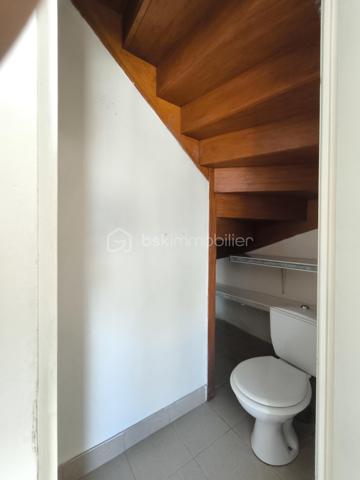 BELZ – En exclusivité, découvrez cet appartement en duplex, niché au sein d'une authentique longère en pierre pleine de caractère, dans un environnement privilégié à pied des commerces et des magnifiques sentiers de la Ria d'Étel.

Il se compose, au rez-de-chaussée, d’une pièce de vie d'environ 30m² avec cuisine ouverte, un dégagement avec rangement ainsi que des toilettes indépendantes. À l'étage, un large palier dessert deux pièces à usage de chambres et une salle de bain, offrant un agencement fonctionnel et agréable.

À l'extérieur, vous profiterez d'une terrasse d'environ 40m2, parfait pour les beaux jours, ainsi que deux places de stationnement.

Les atouts qui font la différence :
- Appartement en duplex, sans aucun voisin au-dessus, offrant le confort et la tranquillité d'une maison 
- Situé dans une copropriété de seulement 5 lots avec de faibles charges, aucune procédure en cours et des travaux récemment réalisés
- Un emplacement privilégié avec tous les commerces accessibles à pied et les chemins de promenade de la Ria d'Étel au départ de l'appartement

Vendu libre de toute occupation, ce bien constitue une excellente opportunité, que vous recherchiez une résidence principale pleine de charme, un pied-à-terre en Bretagne ou un investissement locatif dans un secteur particulièrement recherché.

Une adresse où il fait bon vivre, alliant authenticité, tranquillité et qualité de vie.

Contactez dès aujourd'hui Elizabeth Philbert pour organiser votre visite. Photos complémentaires et dossier complet disponibles sur demande.