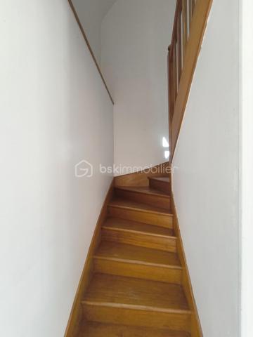 BELZ – En exclusivité, découvrez cet appartement en duplex, niché au sein d'une authentique longère en pierre pleine de caractère, dans un environnement privilégié à pied des commerces et des magnifiques sentiers de la Ria d'Étel.

Il se compose, au rez-de-chaussée, d’une pièce de vie d'environ 30m² avec cuisine ouverte, un dégagement avec rangement ainsi que des toilettes indépendantes. À l'étage, un large palier dessert deux pièces à usage de chambres et une salle de bain, offrant un agencement fonctionnel et agréable.

À l'extérieur, vous profiterez d'une terrasse d'environ 40m2, parfait pour les beaux jours, ainsi que deux places de stationnement.

Les atouts qui font la différence :
- Appartement en duplex, sans aucun voisin au-dessus, offrant le confort et la tranquillité d'une maison 
- Situé dans une copropriété de seulement 5 lots avec de faibles charges, aucune procédure en cours et des travaux récemment réalisés
- Un emplacement privilégié avec tous les commerces accessibles à pied et les chemins de promenade de la Ria d'Étel au départ de l'appartement

Vendu libre de toute occupation, ce bien constitue une excellente opportunité, que vous recherchiez une résidence principale pleine de charme, un pied-à-terre en Bretagne ou un investissement locatif dans un secteur particulièrement recherché.

Une adresse où il fait bon vivre, alliant authenticité, tranquillité et qualité de vie.

Contactez dès aujourd'hui Elizabeth Philbert pour organiser votre visite. Photos complémentaires et dossier complet disponibles sur demande.