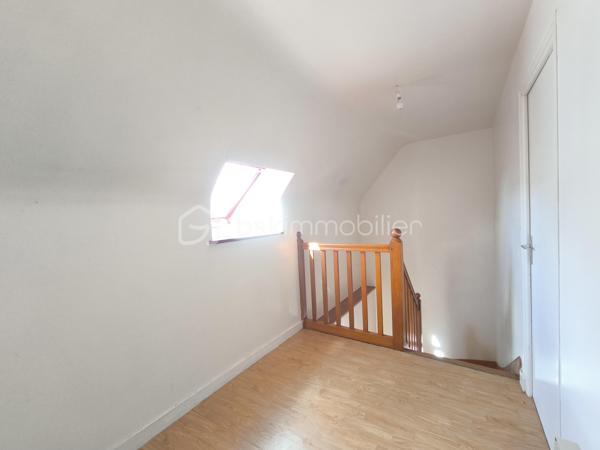 BELZ – En exclusivité, découvrez cet appartement en duplex, niché au sein d'une authentique longère en pierre pleine de caractère, dans un environnement privilégié à pied des commerces et des magnifiques sentiers de la Ria d'Étel.

Il se compose, au rez-de-chaussée, d’une pièce de vie d'environ 30m² avec cuisine ouverte, un dégagement avec rangement ainsi que des toilettes indépendantes. À l'étage, un large palier dessert deux pièces à usage de chambres et une salle de bain, offrant un agencement fonctionnel et agréable.

À l'extérieur, vous profiterez d'une terrasse d'environ 40m2, parfait pour les beaux jours, ainsi que deux places de stationnement.

Les atouts qui font la différence :
- Appartement en duplex, sans aucun voisin au-dessus, offrant le confort et la tranquillité d'une maison 
- Situé dans une copropriété de seulement 5 lots avec de faibles charges, aucune procédure en cours et des travaux récemment réalisés
- Un emplacement privilégié avec tous les commerces accessibles à pied et les chemins de promenade de la Ria d'Étel au départ de l'appartement

Vendu libre de toute occupation, ce bien constitue une excellente opportunité, que vous recherchiez une résidence principale pleine de charme, un pied-à-terre en Bretagne ou un investissement locatif dans un secteur particulièrement recherché.

Une adresse où il fait bon vivre, alliant authenticité, tranquillité et qualité de vie.

Contactez dès aujourd'hui Elizabeth Philbert pour organiser votre visite. Photos complémentaires et dossier complet disponibles sur demande.