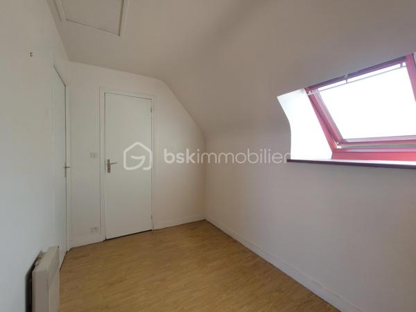 BELZ – En exclusivité, découvrez cet appartement en duplex, niché au sein d'une authentique longère en pierre pleine de caractère, dans un environnement privilégié à pied des commerces et des magnifiques sentiers de la Ria d'Étel.

Il se compose, au rez-de-chaussée, d’une pièce de vie d'environ 30m² avec cuisine ouverte, un dégagement avec rangement ainsi que des toilettes indépendantes. À l'étage, un large palier dessert deux pièces à usage de chambres et une salle de bain, offrant un agencement fonctionnel et agréable.

À l'extérieur, vous profiterez d'une terrasse d'environ 40m2, parfait pour les beaux jours, ainsi que deux places de stationnement.

Les atouts qui font la différence :
- Appartement en duplex, sans aucun voisin au-dessus, offrant le confort et la tranquillité d'une maison 
- Situé dans une copropriété de seulement 5 lots avec de faibles charges, aucune procédure en cours et des travaux récemment réalisés
- Un emplacement privilégié avec tous les commerces accessibles à pied et les chemins de promenade de la Ria d'Étel au départ de l'appartement

Vendu libre de toute occupation, ce bien constitue une excellente opportunité, que vous recherchiez une résidence principale pleine de charme, un pied-à-terre en Bretagne ou un investissement locatif dans un secteur particulièrement recherché.

Une adresse où il fait bon vivre, alliant authenticité, tranquillité et qualité de vie.

Contactez dès aujourd'hui Elizabeth Philbert pour organiser votre visite. Photos complémentaires et dossier complet disponibles sur demande.