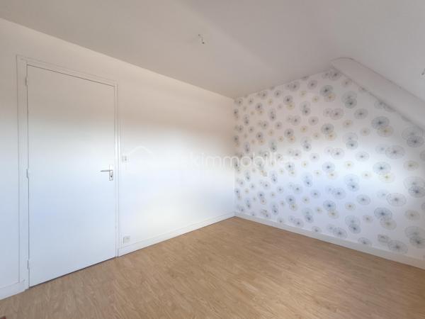 BELZ – En exclusivité, découvrez cet appartement en duplex, niché au sein d'une authentique longère en pierre pleine de caractère, dans un environnement privilégié à pied des commerces et des magnifiques sentiers de la Ria d'Étel.

Il se compose, au rez-de-chaussée, d’une pièce de vie d'environ 30m² avec cuisine ouverte, un dégagement avec rangement ainsi que des toilettes indépendantes. À l'étage, un large palier dessert deux pièces à usage de chambres et une salle de bain, offrant un agencement fonctionnel et agréable.

À l'extérieur, vous profiterez d'une terrasse d'environ 40m2, parfait pour les beaux jours, ainsi que deux places de stationnement.

Les atouts qui font la différence :
- Appartement en duplex, sans aucun voisin au-dessus, offrant le confort et la tranquillité d'une maison 
- Situé dans une copropriété de seulement 5 lots avec de faibles charges, aucune procédure en cours et des travaux récemment réalisés
- Un emplacement privilégié avec tous les commerces accessibles à pied et les chemins de promenade de la Ria d'Étel au départ de l'appartement

Vendu libre de toute occupation, ce bien constitue une excellente opportunité, que vous recherchiez une résidence principale pleine de charme, un pied-à-terre en Bretagne ou un investissement locatif dans un secteur particulièrement recherché.

Une adresse où il fait bon vivre, alliant authenticité, tranquillité et qualité de vie.

Contactez dès aujourd'hui Elizabeth Philbert pour organiser votre visite. Photos complémentaires et dossier complet disponibles sur demande.