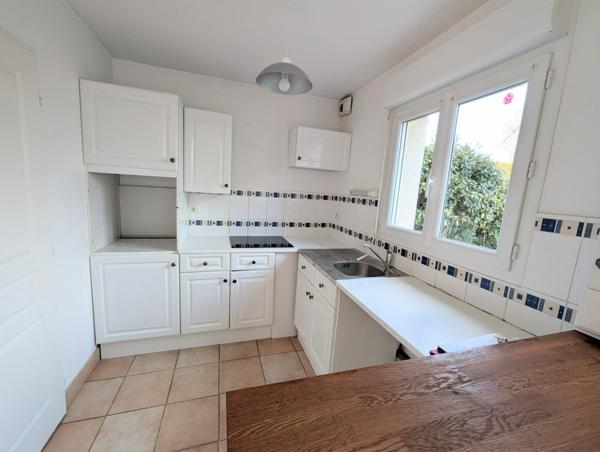 maison dans le bourg de Trélazé proche cimetière.