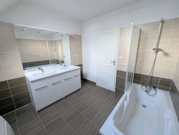 maison dans le bourg de Trélazé proche cimetière.