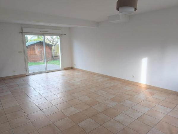 maison dans le bourg de Trélazé proche cimetière.