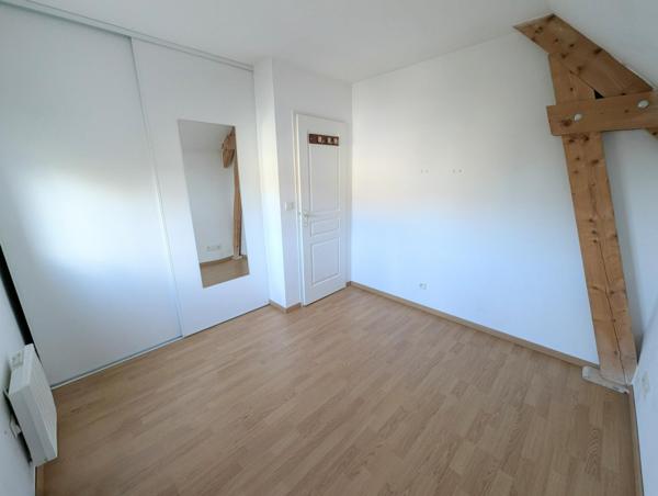 maison dans le bourg de Trélazé proche cimetière.