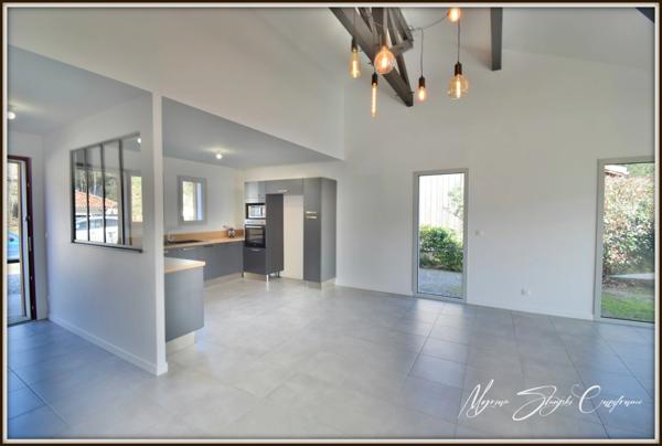 VILLA D'ARCHITECTE DE PLAIN PIED à vendre 6 pièces (40) DE 135 M² ENTRE FORET ET OCEAN