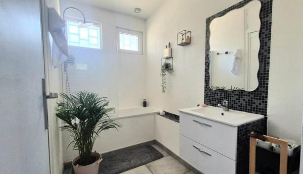 Maison de plain pied , avec appartement proche commerces  - 224 m² au sol