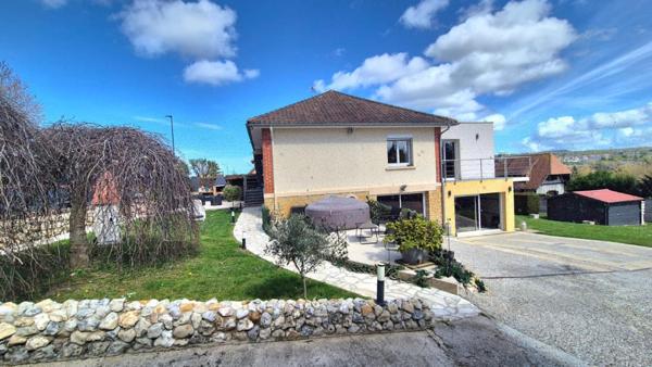 Maison de plain pied , avec appartement proche commerces  - 224 m² au sol