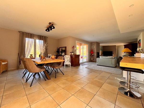 A vendre aux portes de Périgueux VILLA récente de plain pied en parfait état avec beau terrain & garage