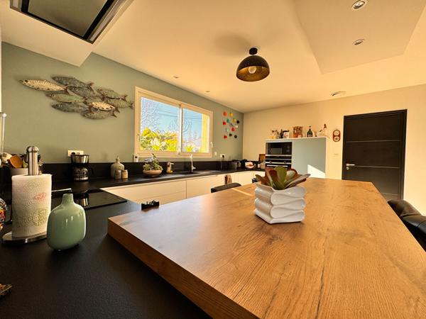 A vendre aux portes de Périgueux VILLA récente de plain pied en parfait état avec beau terrain & garage