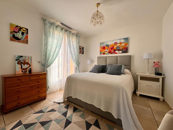 A vendre aux portes de Périgueux VILLA récente de plain pied en parfait état avec beau terrain & garage