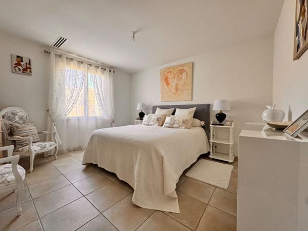 A vendre aux portes de Périgueux VILLA récente de plain pied en parfait état avec beau terrain & garage