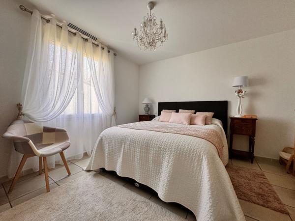 A vendre aux portes de Périgueux VILLA récente de plain pied en parfait état avec beau terrain & garage