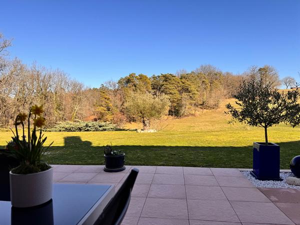 A vendre aux portes de Périgueux VILLA récente de plain pied en parfait état avec beau terrain & garage